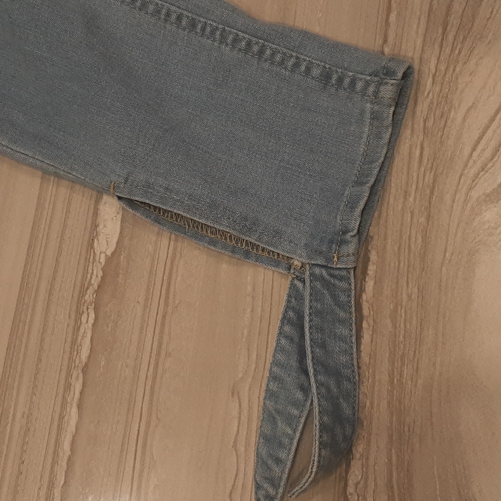 Levis - Picture 2 of 10